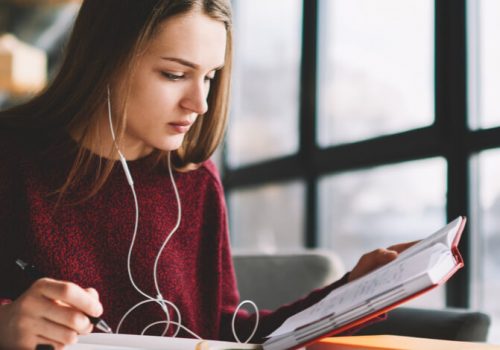 10 melhores podcasts para ajudar você a estudar