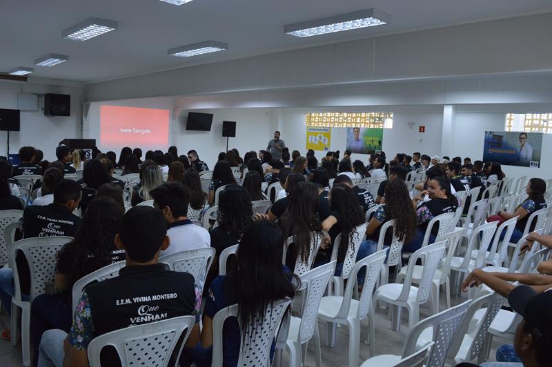 UNIVS recebe alunos do ensino médio para visita técnica na Clínica Escola